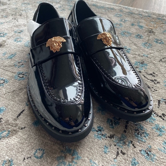 Other - Amazing Medusa leather loafers